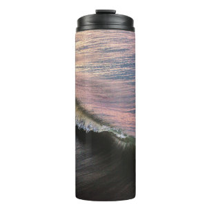 BOUTEILLES ISOTHERMES DES VAGUES OCÉANIENNES CRASSENT SUR LE BORD PENDA