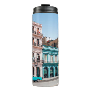 BOUTEILLES ISOTHERMES DEUX VOITURES PLACÉES À L'EXTÉRIEUR DU BÂTIMENT