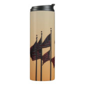 Bouteilles Isothermes Drapeaux au coucher du soleil (Tourné sur la gauche)
