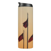 Bouteilles Isothermes Drapeaux au coucher du soleil (Tourné sur la droite)