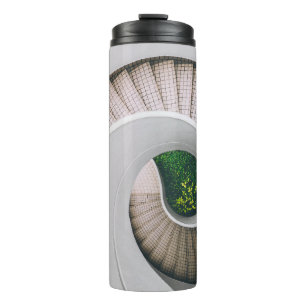 BOUTEILLES ISOTHERMES ESCALIERS EN BÉTON BLANC ET BROWN