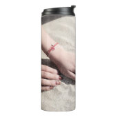 Bouteilles Isothermes Femme allongée sur le sable blanc (Tourné sur la gauche)