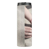 Bouteilles Isothermes Femme allongée sur le sable blanc (Dos)