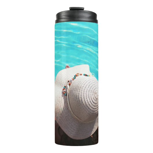 Bouteilles Isothermes Femme assise à côté de la piscine (Devant)