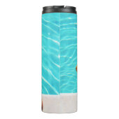 Bouteilles Isothermes Femme assise à côté de la piscine (Dos)