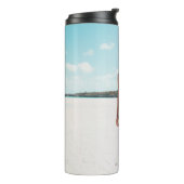 Bouteilles Isothermes Femme en bikini debout sur le sable (Tourné sur la gauche)