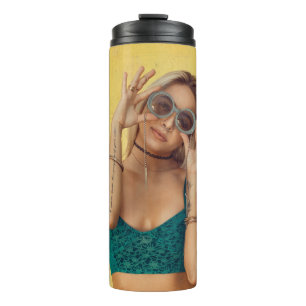 Bouteilles Isothermes Femme en bralette bleue tenant des lunettes de sol