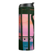 Bouteilles Isothermes Femme en débardeur noir et pantalon debout sur le (Tourné sur la gauche)