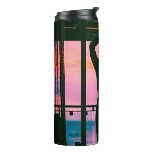 Bouteilles Isothermes Femme en débardeur noir et pantalon debout sur le (Tourné sur la gauche)