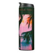 BOUTEILLES ISOTHERMES FEMME EN DÉBARDEUR NOIR ET PANTOUFLES SUR BLAC (Tourné sur la droite)