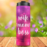 Bouteilles Isothermes Femme Maman Boss Baby Script Typographie Bold Hot<br><div class="desc">"Femme. Maman. Patron." Vous savez qu'elle gère la maison et garde tout le monde dans la file. Donnez-lui le temps d'arrêt qu'elle mérite chaque fois qu'elle utilise ce tumeur thermique coloré, sasy et inspirant. Avec son écriture manuscrite blanche et audacieuse sur un arrière - plan de bokeh rose violet, cette...</div>