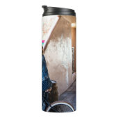 Bouteilles Isothermes Femme portant veste et shorts en denim bleu (Tourné sur la droite)