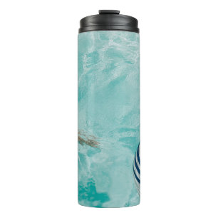 Bouteilles Isothermes Fille en maillot de bain et nage dans la piscine
