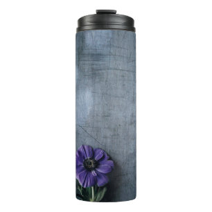Bouteilles Isothermes Fleur pétée violette sur la surface grise