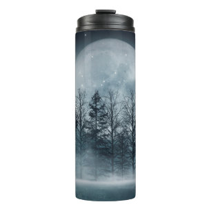 Bouteilles Isothermes Forêt foncée. Scène sombre et sombre avec des arbr