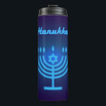 Bouteilles Isothermes Hanoukka Festival Menorah décoration<br><div class="desc">Joyeux Hanoukka Festival Menorah décoratif bleu et or ornement Thermal Tumbler,  école. Hanoukka Jewish Holiday Design tendance,  néon bleu illumine Jewish Holiday illustration festive pour Home,  Cuisine & Dining,  Vaisselle,  Tumblers & Lunettes de boisson,  Hanoukka Thermal Tumbler.</div>