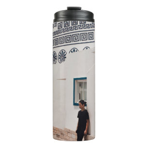 Bouteilles Isothermes Homme penché sur la maison en béton