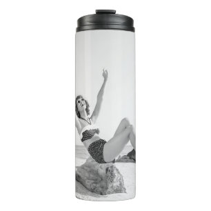 Bouteilles Isothermes Jeune femme attirante en bikini sur la plage