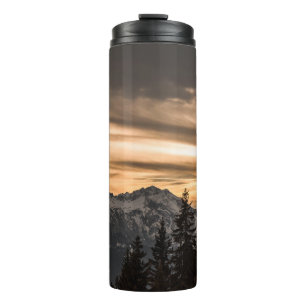 BOUTEILLES ISOTHERMES LA MONTAGNE DE NEIGE COUVERTE PENDANT LE COUCHER D