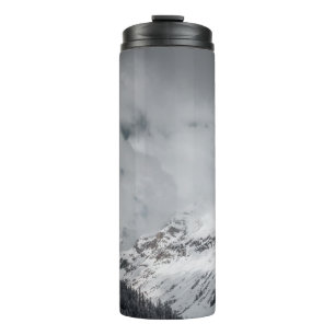 BOUTEILLES ISOTHERMES LA NEIGE COUVERT LA MONTAGNE SOUS LE CIEL NUAGE PE