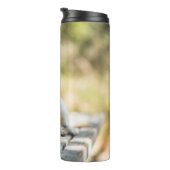 Bouteilles Isothermes Le Labrador Jaune Est Sur Le Banc (Tourné sur la droite)