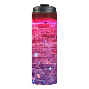 Bouteilles Isothermes Lumière néon : mur de brique vide.