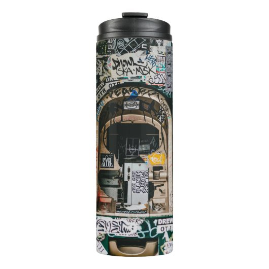 BOUTEILLES ISOTHERMES MACHINE ATM AVEC GRAFFITI (Devant)