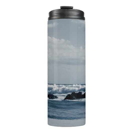 Bouteilles Isothermes Mer ionienne agitée par des vagues de mousse qui e (Devant)