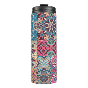 Bouteilles Isothermes Motif en patchwork floral sans couture. Vérificate