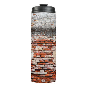 Bouteilles Isothermes mur de briques sur la route abandonnée, abstraite