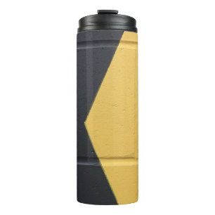 Bouteilles Isothermes Mur de peinture noir et jaune