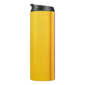 Bouteilles Isothermes Mur jaune peint (Tourné sur la droite)