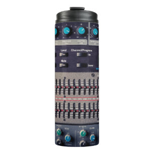 Bouteilles Isothermes Nombreux boutons sur un mixeur de sons dans un stu