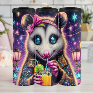 Bouteilles Isothermes Opossum super en buvant un verre cosmique