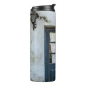 BOUTEILLES ISOTHERMES PANNEAU DE PORTE EN BOIS BLEU DANS BÂTIMENT BLANC (Tourné sur la gauche)