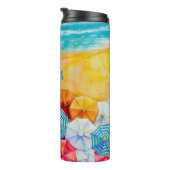 Bouteilles Isothermes Parapluies d'été sur le sable (Tourné sur la droite)