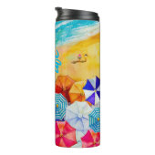 Bouteilles Isothermes Parasols de plage sur le sable (Tourné sur la droite)