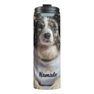 Bouteilles Isothermes Petit chien dans un T-shirt "Namaste" sur un Yoga
