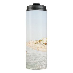 BOUTEILLES ISOTHERMES PLAGE PRÈS DU BÂTIMENT EN JOURNÉE