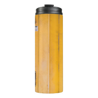 BOUTEILLES ISOTHERMES PORTE EN BOIS JAUNE FERMÉE AVEC PADLOCK