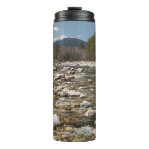Bouteilles Isothermes Rivière courante avec eau claire coulant wi