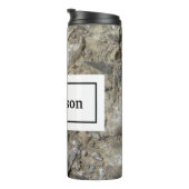 Bouteilles Isothermes Roche de calcaire fossile avec nom et monogramme (Tourné sur la droite)