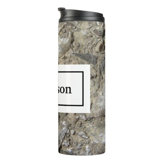 Bouteilles Isothermes Roche de calcaire fossile avec nom et monogramme (Tourné sur la droite)