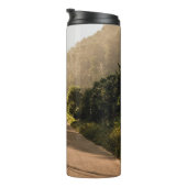 Bouteilles Isothermes Route en béton gris le matin (Tourné sur la droite)