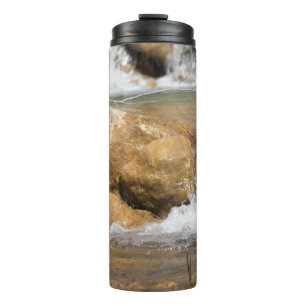 Bouteilles Isothermes Ruisseau orageux au printemps