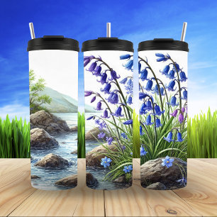 Bouteilles Isothermes Serene Mountain Stream avec Bluebells en floraison