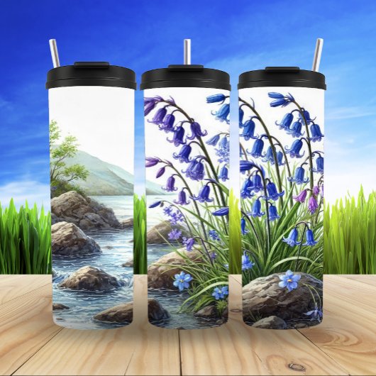 Bouteilles Isothermes Serene Mountain Stream avec Bluebells en floraison