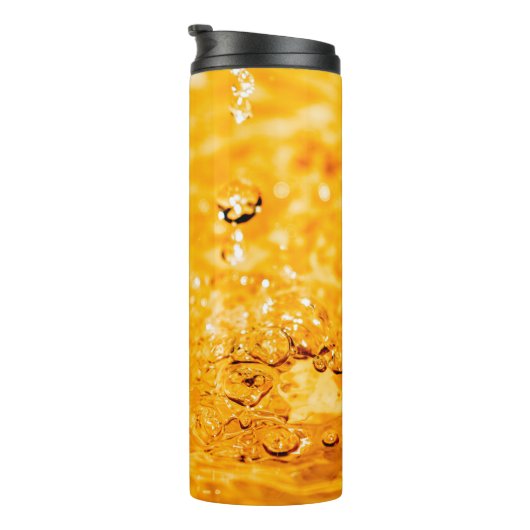 Bouteilles Isothermes Surface propre liquide ondulée d'eau (Tourné sur la droite)