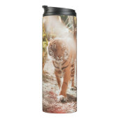 BOUTEILLES ISOTHERMES TIGER BROWN DANS LE GESTE DE MARCHE (Tourné sur la droite)