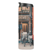 BOUTEILLES ISOTHERMES TROIS BICYCLETTES PARKÉES DEVANT L'ÉDIFICE (Tourné sur la droite)